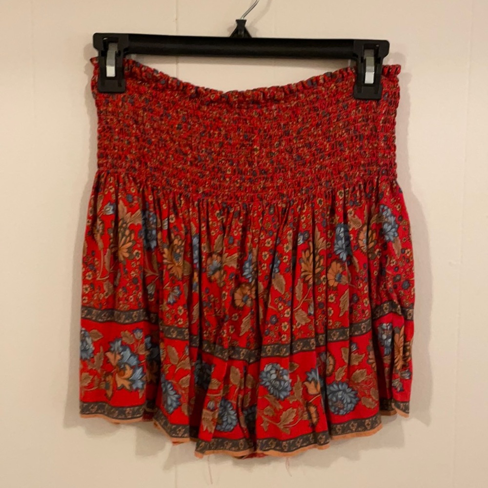 Natural Life Daisy Smocked Skort sz M, red floral pattern